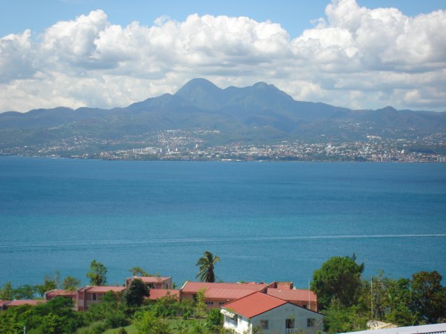 VUE DEPUIS LA TERASSE SUR BAIE FORT DE FRANCE ET MONTAGNE NORD MARTINIQUE