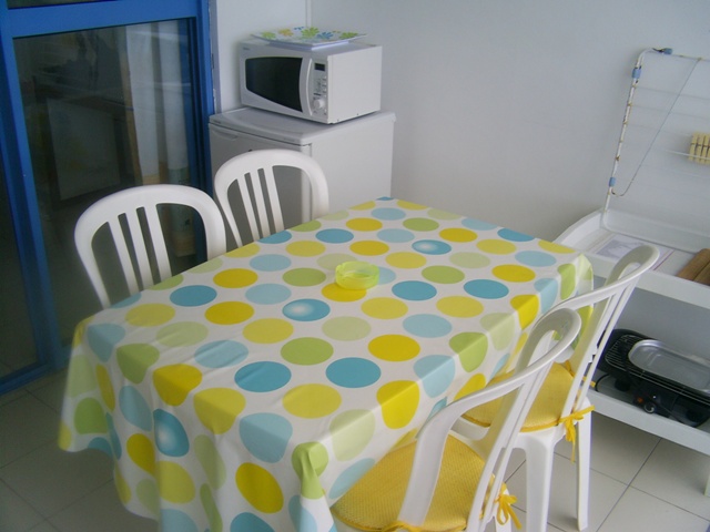Coin repas sur le balcon Coin repas sur le balcon