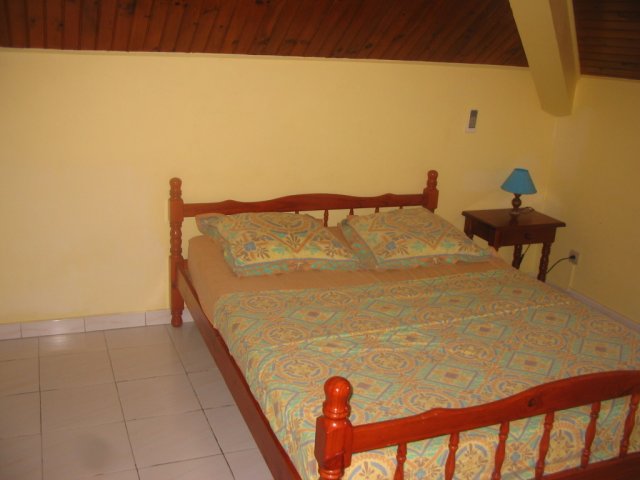 Chambre Jaune située à l étage avec sa salle de bain Chambre Jaune située à l étage avec sa salle de bain