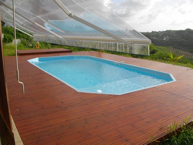 piscine avec sa plage immense en bois