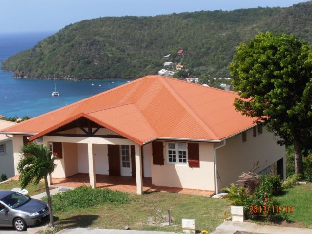 Facade avant de la villa avec jardin