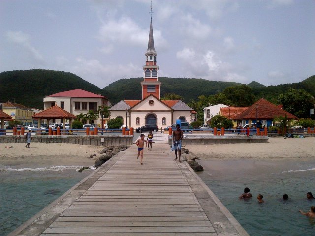 Bourg des Anses d Arlets avec son glise depuis le ponton