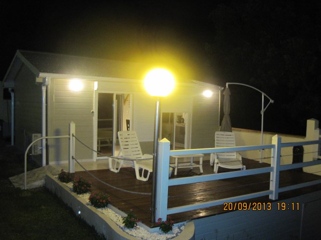 Le bungalow, à la tombée de la nuit Le bungalow, à la tombée de la nuit