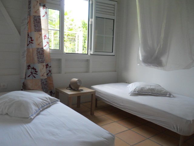 Chambre 1 avec 2 lits simples