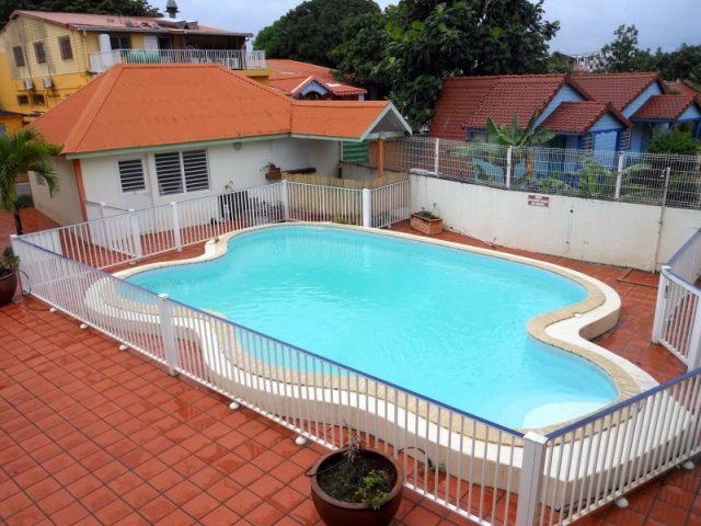 Piscine scurise par une barrire