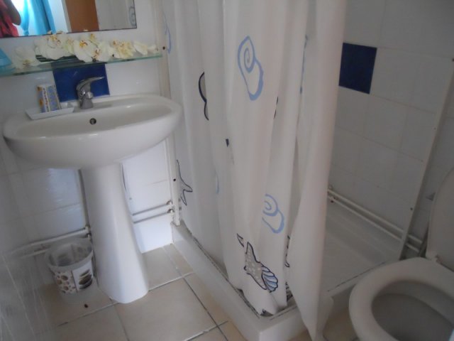 Salle d eau avec lavabo, WC et douche