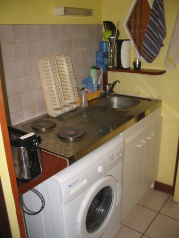Petite cuisine avec 2 plaques électriques, grille pain, machine à laver
