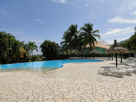 Piscine rsidence avec solarium, restaurant et vue sur le rocher du diamant