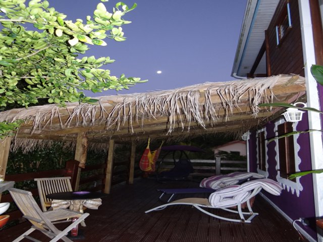 Sous la pergola, les chaises longues un hamac pour vous dtendre